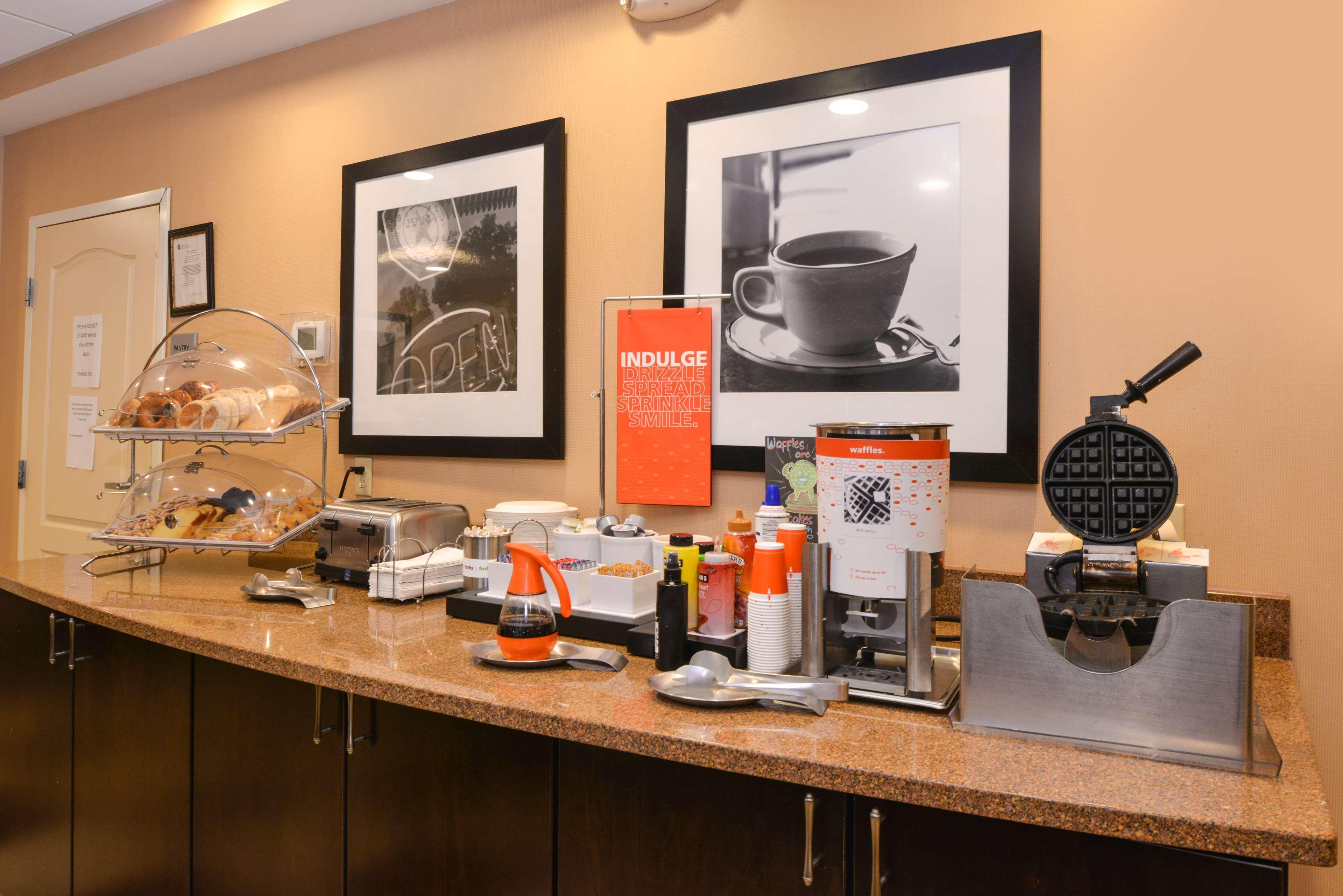 Hampton Inn Milford Bagian luar foto