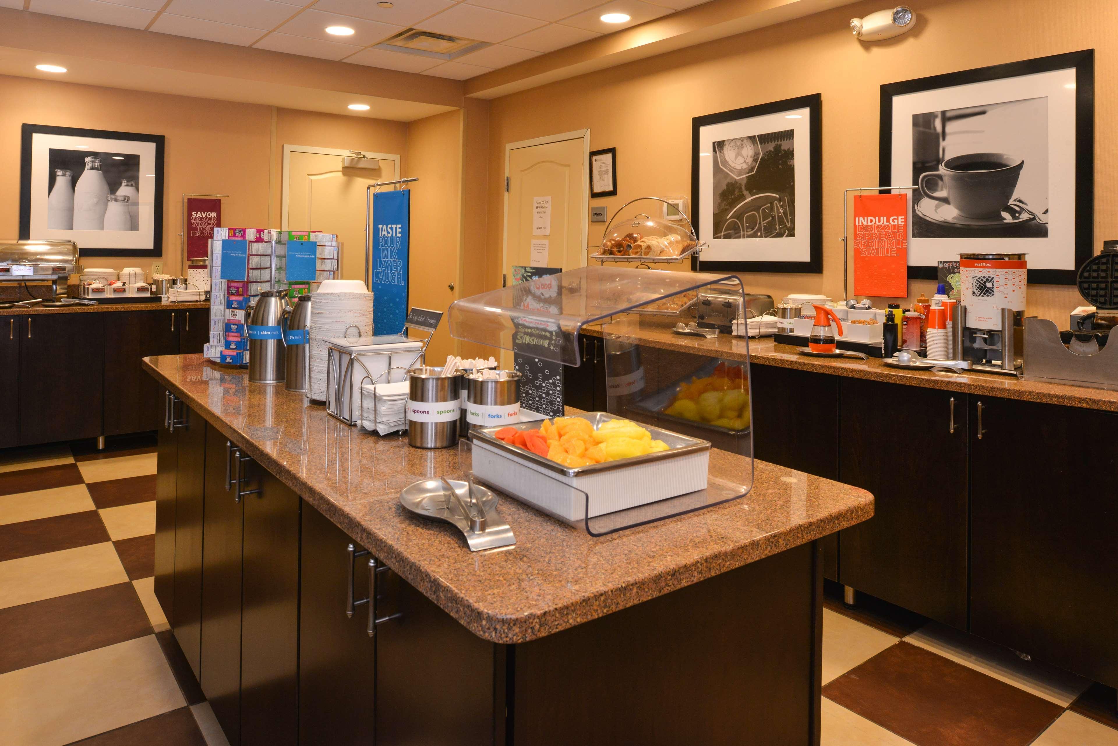 Hampton Inn Milford Bagian luar foto