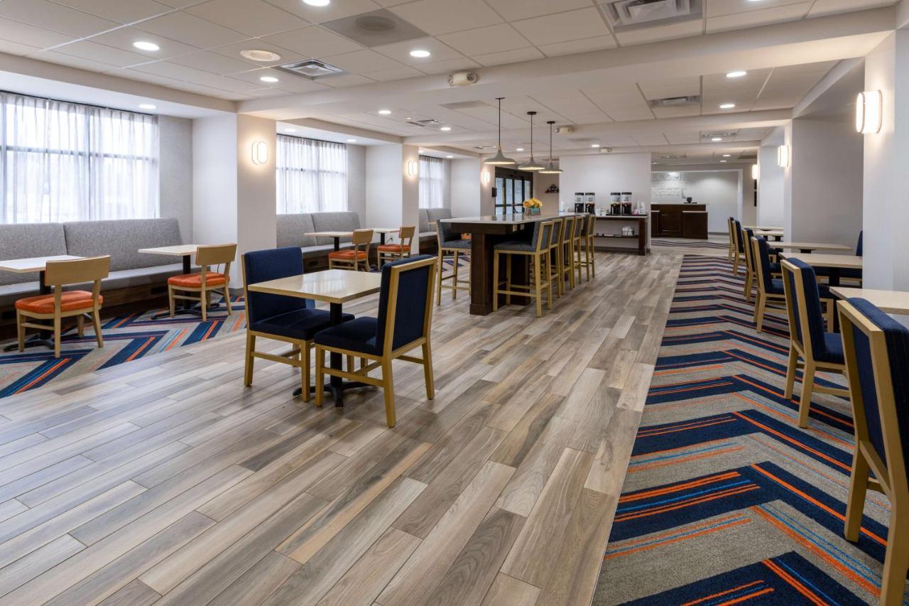 Hampton Inn Milford Bagian luar foto