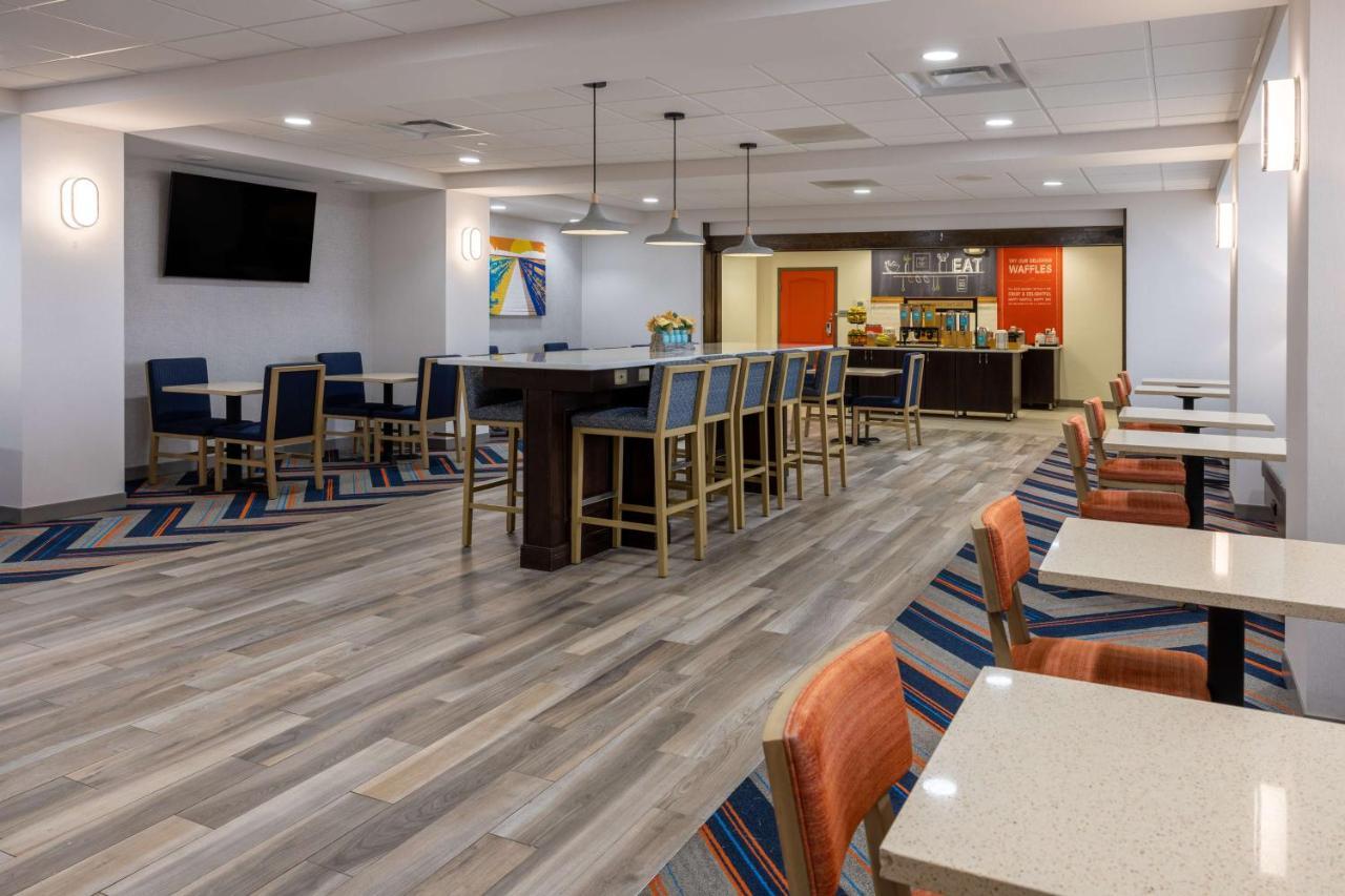 Hampton Inn Milford Bagian luar foto