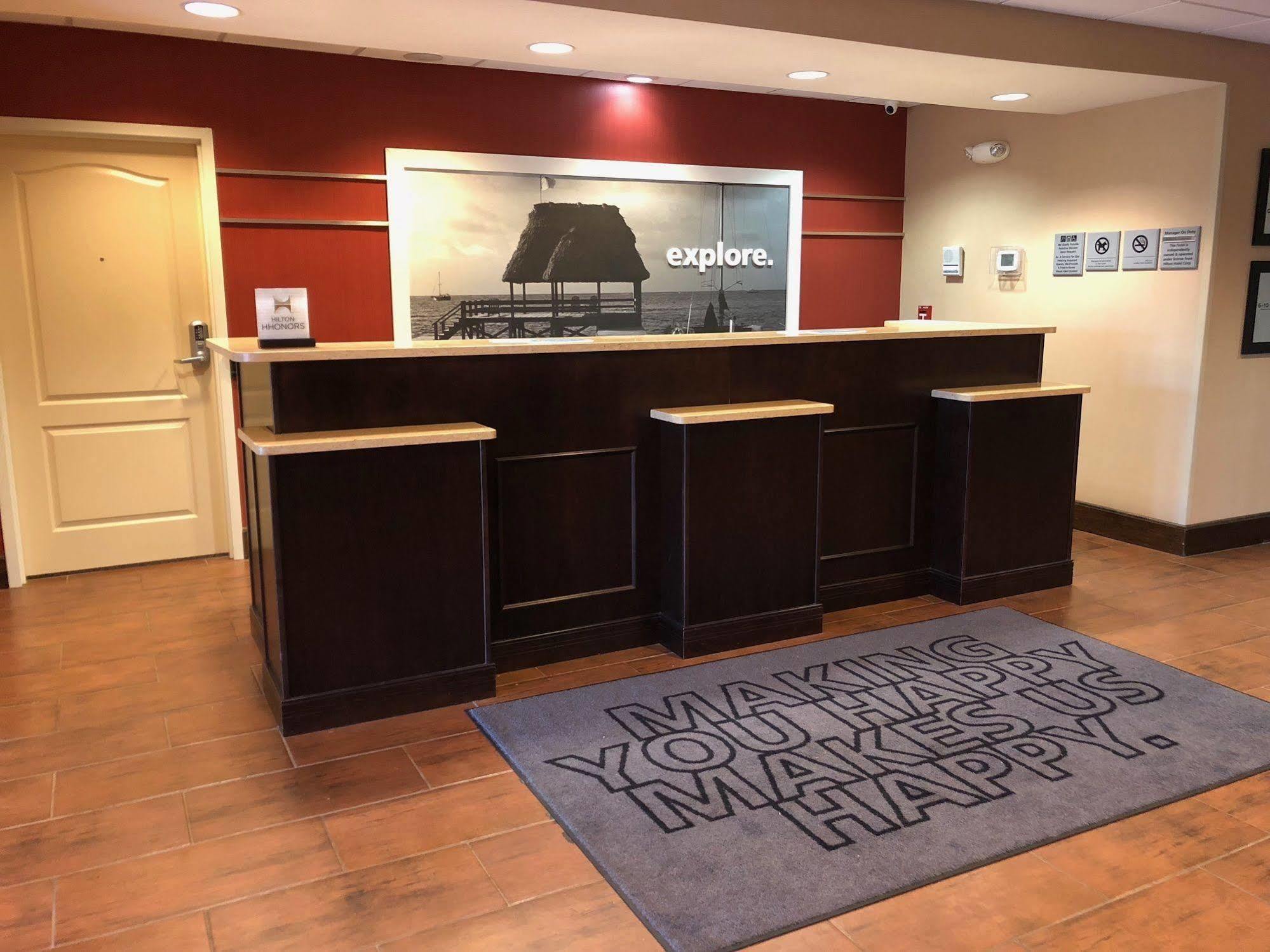 Hampton Inn Milford Bagian luar foto