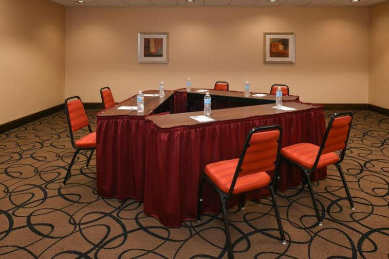 Hampton Inn Milford Bagian luar foto